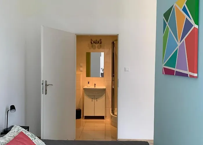 Bright And Spacious Apartment *